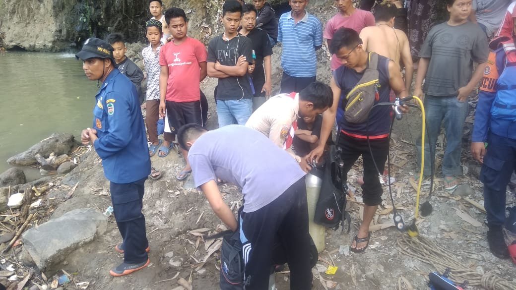 SAR0914's tweet photo. Saat ini di tempat kejadian musibah sudah ada tim rescue dari SAR Pramuka @Pramuka0914, Diskar PB Purwakarta, Kepolisian dan warga serta relawan lainnya. https://t.co/03Gi0Xx1cQ