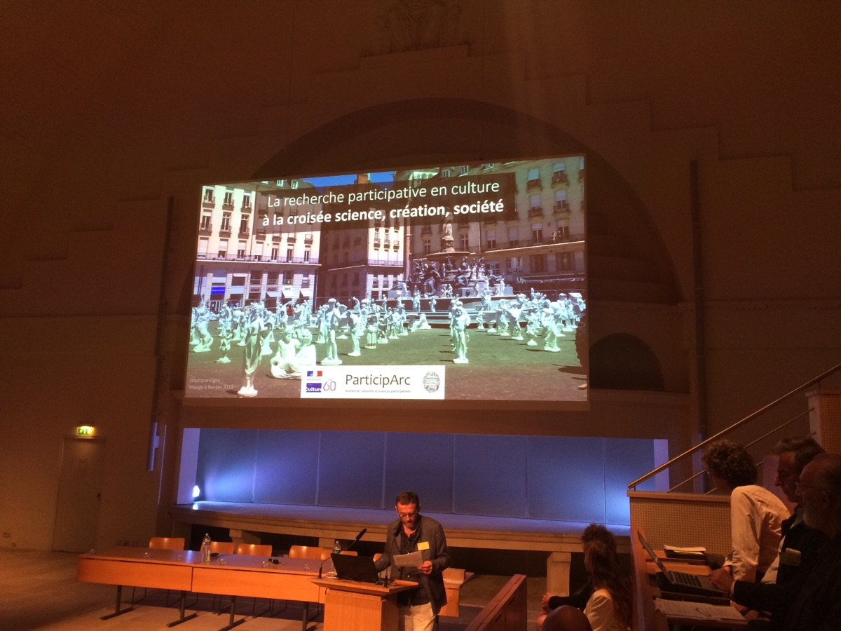 #ParticipArc  Statuaire participative ou métaphore ? Rayonnant d'une centralité institutionnelle, le peuple des amateurs est "en marche" #Voyage à #Nantes