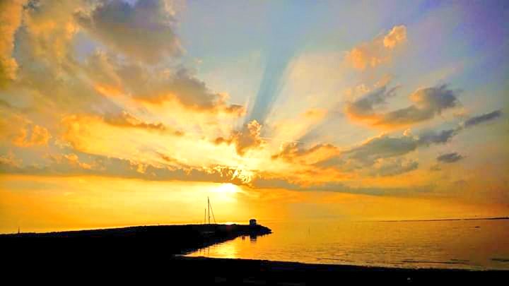 Livet. Det pågår här och nu. Funderade på att radera kontot men inser att jag säkert skulle sakna er allt för mycket. Plockar bort appen istället så får vi se om och när jag kommer tillbaks. Ingen stor grej, tack för allt tankespjärn genom åren ✨