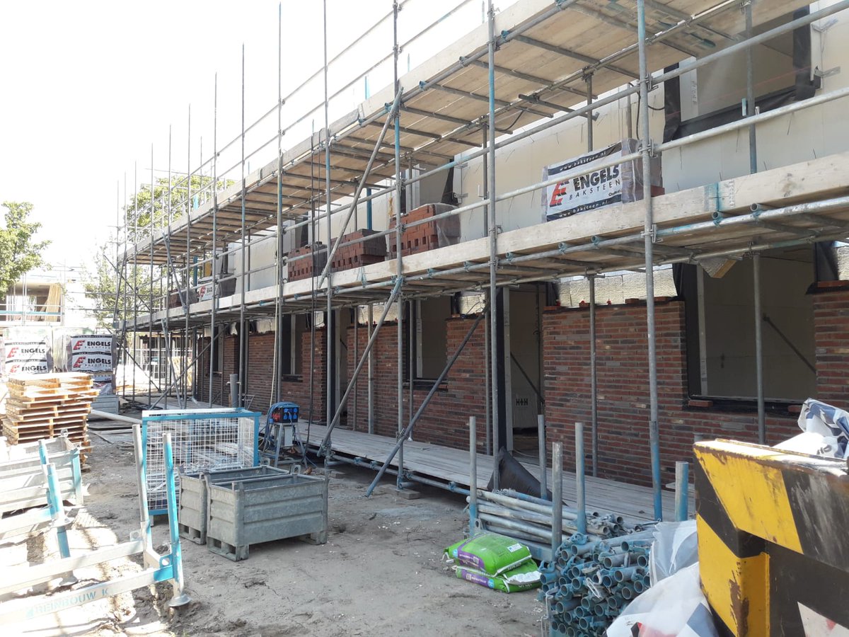 In Wijk Achter ’t Spoor in Vleuten bouwen we in opdracht van GroenWest 14 all-electric woningen. Deze week zijn de kappen op de 4 all-electric eengezinswoningen geplaatst. Verder zijn onze Reinbouwers volop bezig met het metselwerk van de woningen.
