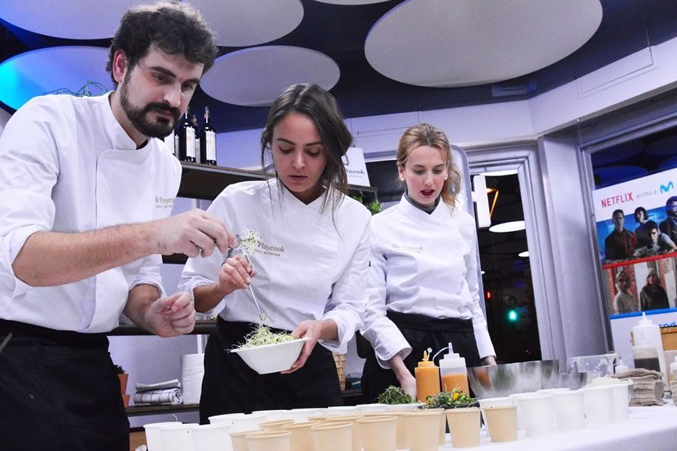 CinemaOriental's tweet photo. El #fesnits2019 i @movistar_es et conviden al taller gratuït 'Plats asiàtics de pel·lícula', a càrrec dels cuiners de @theplaycook i @jorgesaludable, guanyador de Bake Off
📆dijous 18 
🕐 de 19 a 20h
📌 Botiga Movistar Rambla del Carme de Vic
Inscriu-te 👉 https://t.co/1yBUPfka8m https://t.co/n6vlpSQNII
