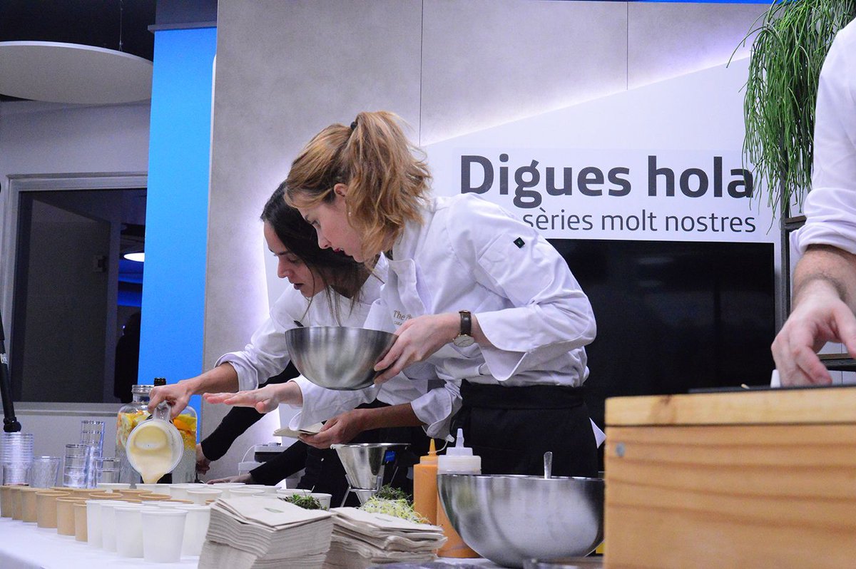 CinemaOriental's tweet photo. El #fesnits2019 i @movistar_es et conviden al taller gratuït 'Plats asiàtics de pel·lícula', a càrrec dels cuiners de @theplaycook i @jorgesaludable, guanyador de Bake Off
📆dijous 18 
🕐 de 19 a 20h
📌 Botiga Movistar Rambla del Carme de Vic
Inscriu-te 👉 https://t.co/1yBUPfka8m https://t.co/n6vlpSQNII