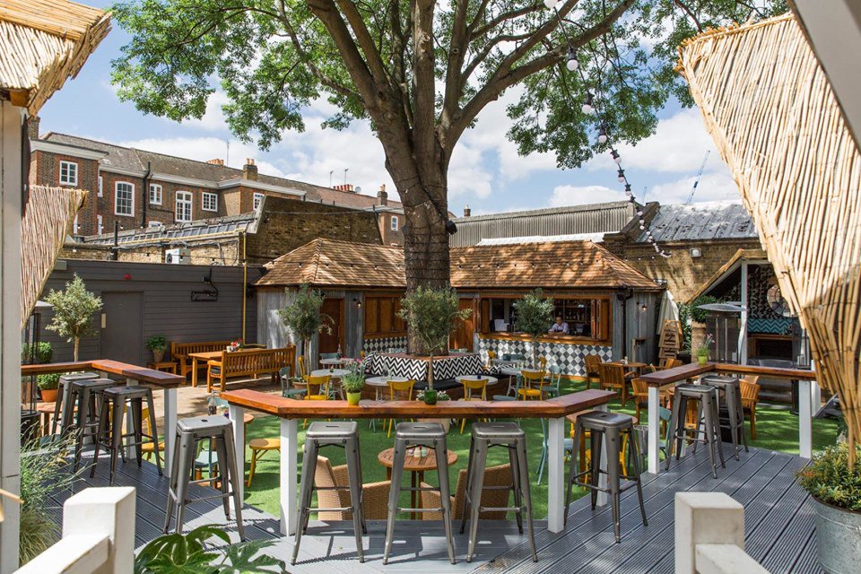 eliteartistsuk's tweet photo. Is this the best beer garden in London? The King's Arms Wandsworth is a perfect @YoungsPubs and @DanOlsenMusic is waiting for you in the garden this Thursday! @JeremyPeterAllen returns on Thursday 1st August. 
https://t.co/PBHMA51sQi…/King__s_Arms_SW18_4LB https://t.co/Uv3sAkmVJG