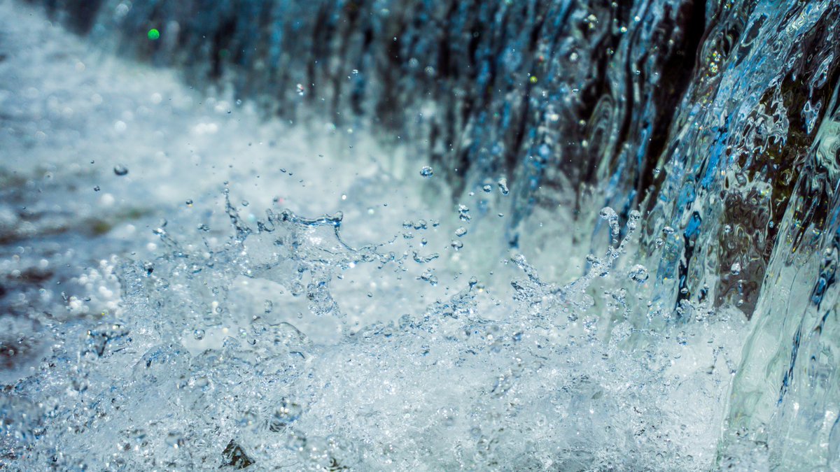 MarshcroftUK's tweet photo. Water is the most abundant and useful working fluid on this planet. Its fascinating properties and non-toxic nature helps to explain why it has been used for thousands of years in engineering projects. #Clean #Heat #Energy #Storage #ThermodynamicThursday https://t.co/bDn8VzcyMR