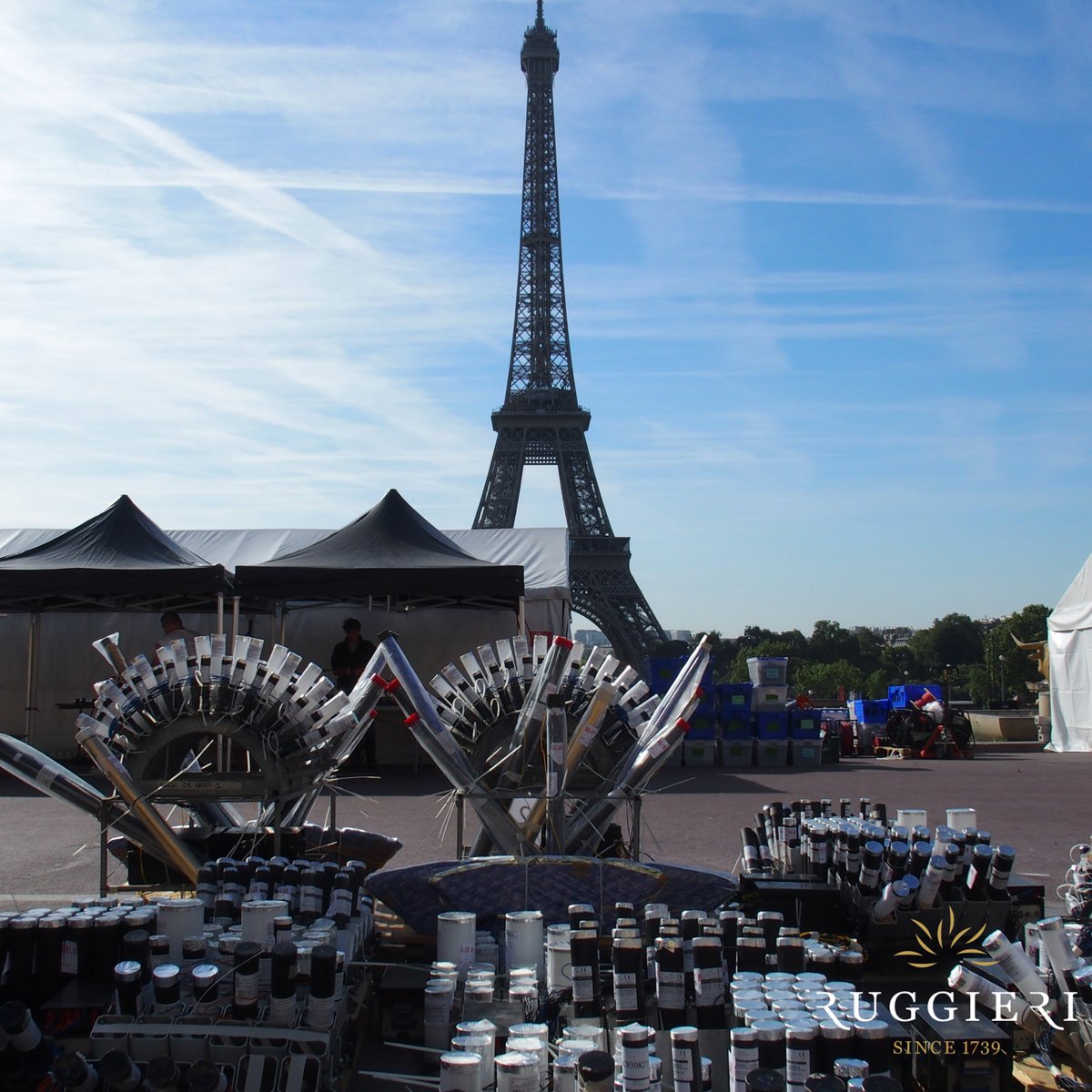 LaTourEiffel's tweet photo. Pour ce #JeudiPhoto, zoom sur les préparatifs du feu d'artifice pour la #FêteNationale. Les équipes de #Ruggieri sont à l’œuvre pour me faire briller de mille couleurs 🎆 Cette société est à l'origine de mon tout premier feu d’artifice du #14juillet!
#tourEiffel @Paris https://t.co/2xAe7XVLRR