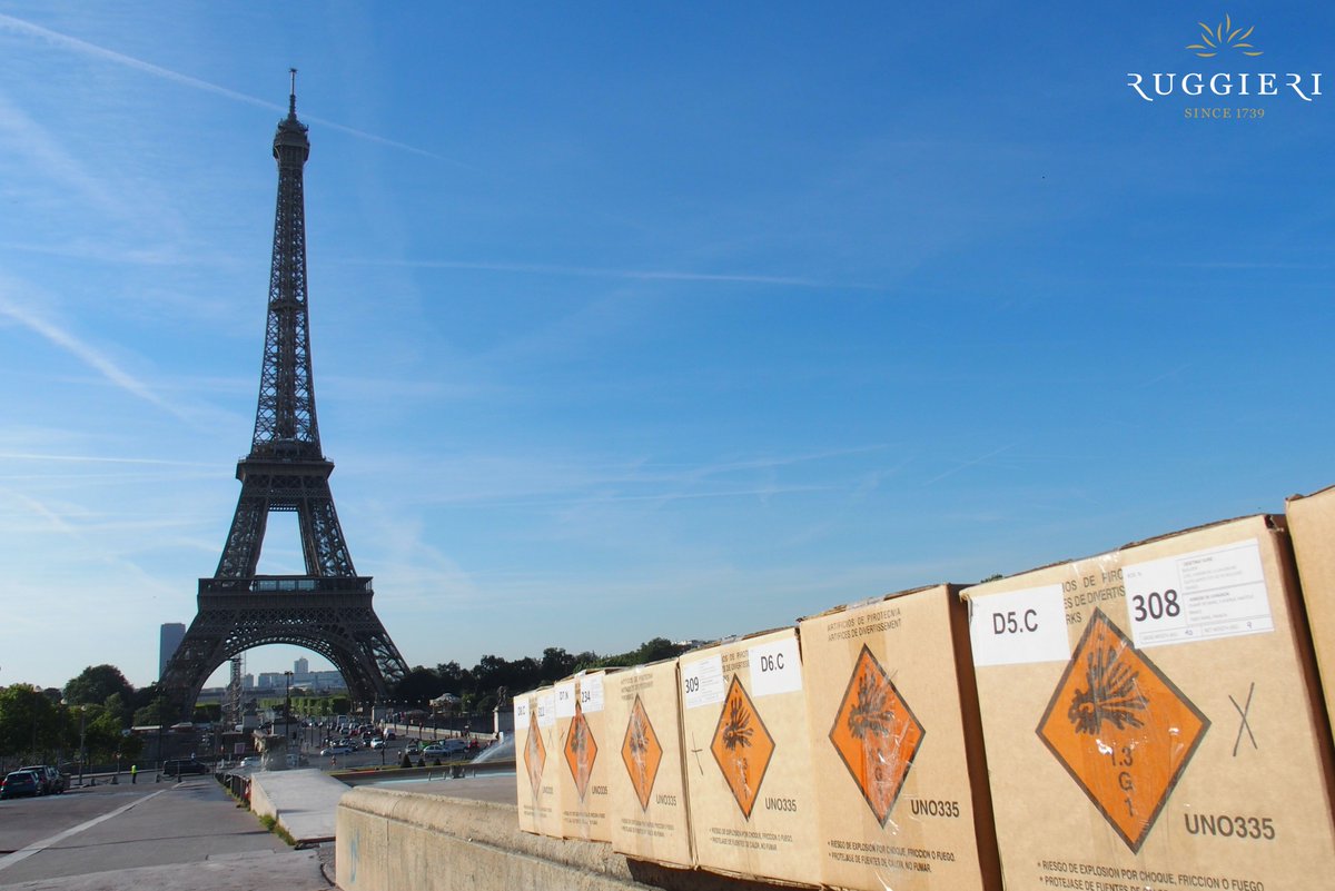LaTourEiffel's tweet photo. Pour ce #JeudiPhoto, zoom sur les préparatifs du feu d'artifice pour la #FêteNationale. Les équipes de #Ruggieri sont à l’œuvre pour me faire briller de mille couleurs 🎆 Cette société est à l'origine de mon tout premier feu d’artifice du #14juillet!
#tourEiffel @Paris https://t.co/2xAe7XVLRR