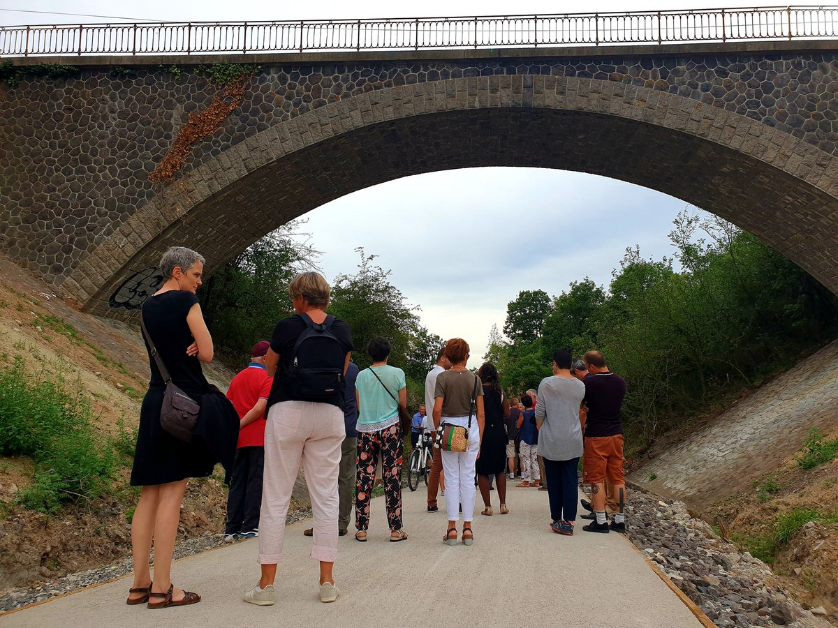 Chatel_Guyon's tweet photo. 👏🌿🚴♀️ Ouverture officielle du #ThermalExpress ! Un cheminement doux à destination des cyclistes et des promeneurs pour se rendre de @Chatel_Guyon à #Riom sur l'ancienne voie ferrée
Projet réalisé par @RLV_agglo 👌 https://t.co/gXzxl10Yip