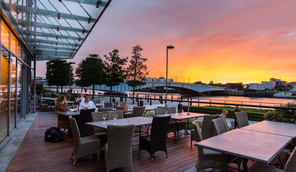 eliteartistsuk's tweet photo. Spend Saturday afternoon beside the River Thames with @JeremyPeterAllen at this beautiful @YoungsPubs, @waterfrontbar Battersea Reach ...... 
https://t.co/EtKYR0FIZH https://t.co/LwaTwwWW0L