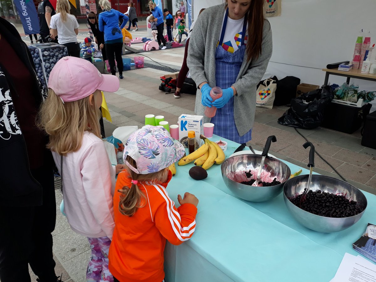 Franttiulla's tweet photo. Mansikka, banaani ja mustikkapirtelöainekset ovat suosituimmat. #seinajoenkoriatmartat #healthykidsofseinajoki @seinajoki https://t.co/6em0qNc1p2