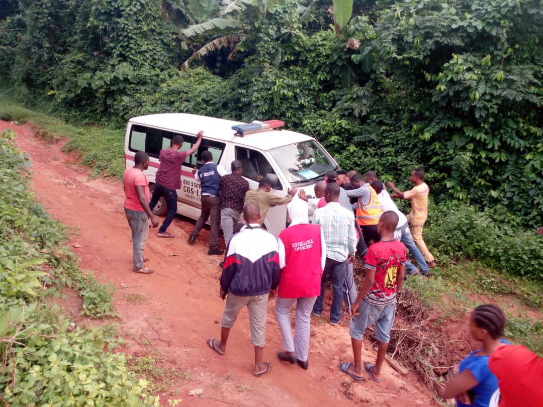 action_edo's tweet photo. @WHONIGERIA working with LGA team, supporting @Edostate even in rough and bad terrine to ensuring safe burial practices
#Lassafeverpreventionandcontrol https://t.co/0kBUMmjYlK