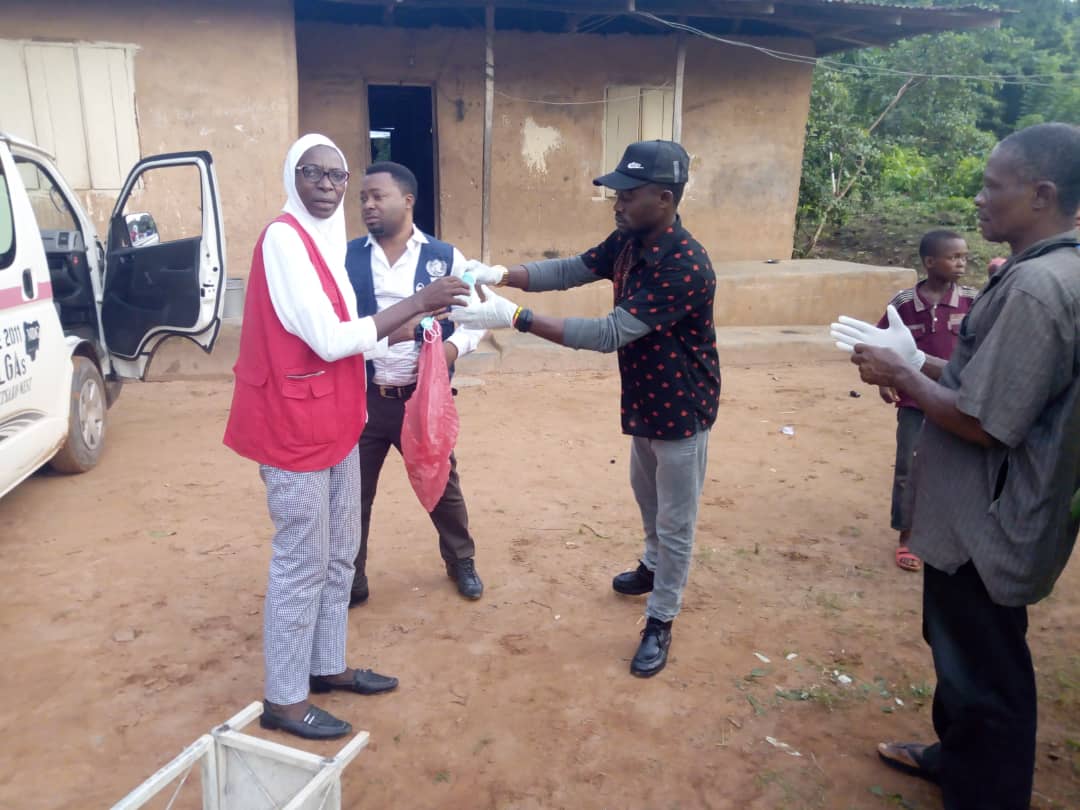 action_edo's tweet photo. @WHONIGERIA working with LGA team, supporting @Edostate even in rough and bad terrine to ensuring safe burial practices
#Lassafeverpreventionandcontrol https://t.co/0kBUMmjYlK