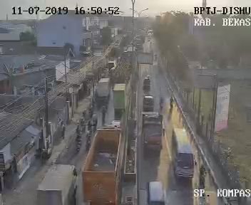 KabbekasiAtcs's tweet photo. 16.51 WIB lalu lintas simpang Kompas Tambun sore ini menuju Bekasi terpantau ramai cenderung padat namun lancar menuju Cibitung https://t.co/yjl3bnYmSB