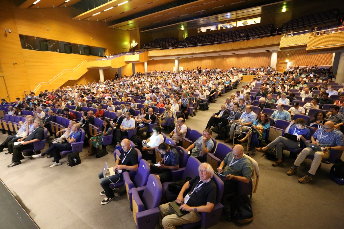 ¡Cuarto día del congreso #GR22Amaldi13! Los 1.000 asistentes de más de 50 países, expectantes en nuestro auditorio ante las novedades que presentarán las conferencias de hoy sobre la relatividad general y la gravitación. #Valencia