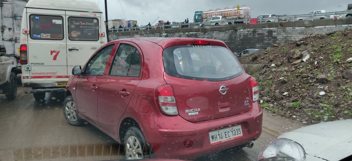 In peak rush hour, this individual decides to cut lane while talking on his mobile phone and drive head on in the incoming lane, further causing huge jam. Noticing incoming vehicles, he dives back again. Vehicle no Mh14 EC 1335. Pashan Lake bypass towards Chowk. 
<a href="/PuneCityTraffic/">पुणे शहर वाहतूक पोलीस</a>