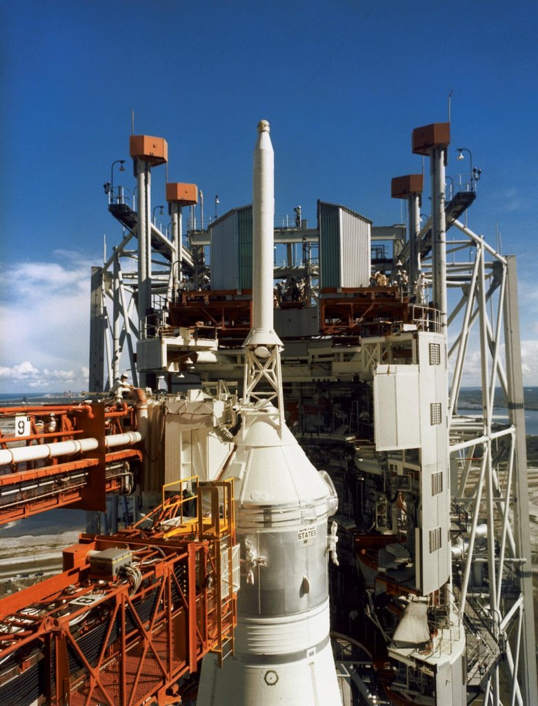 Apollo11D's tweet photo. Test de cuenta atrás. Los trabajadores tiene que subir más de 120 metros para llevar a cabo las operaciones. 

#apollo11RT #apollo11 #apollo50th #Apollo50 #nasa #Space #Apolloendirecto https://t.co/tgrT7UmZnI