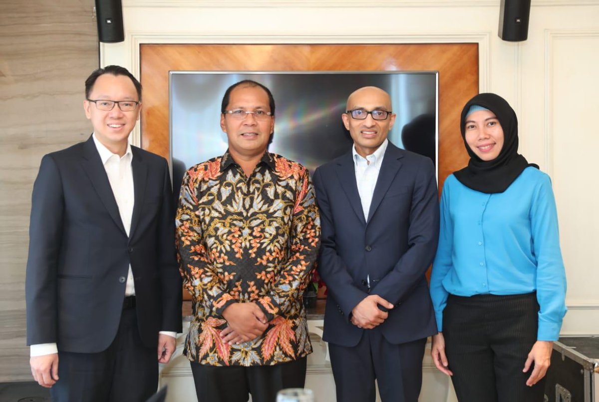 InisiatifDP's tweet photo. .@DP_dannypomanto menerima kunjungan Sekretaris Senior Parlemen Singapura Tan Wu Meng dan Duta Besar Singapura Anil Kumar Nayar, Kamis (11/7/2019).  Pertemuan yang turut dihadiri pejabat Kementerian Luar Negeri Singapura dan Kementerian Perindustrian  Singapura.
#DannyPomanto https://t.co/eA8p1JqRph