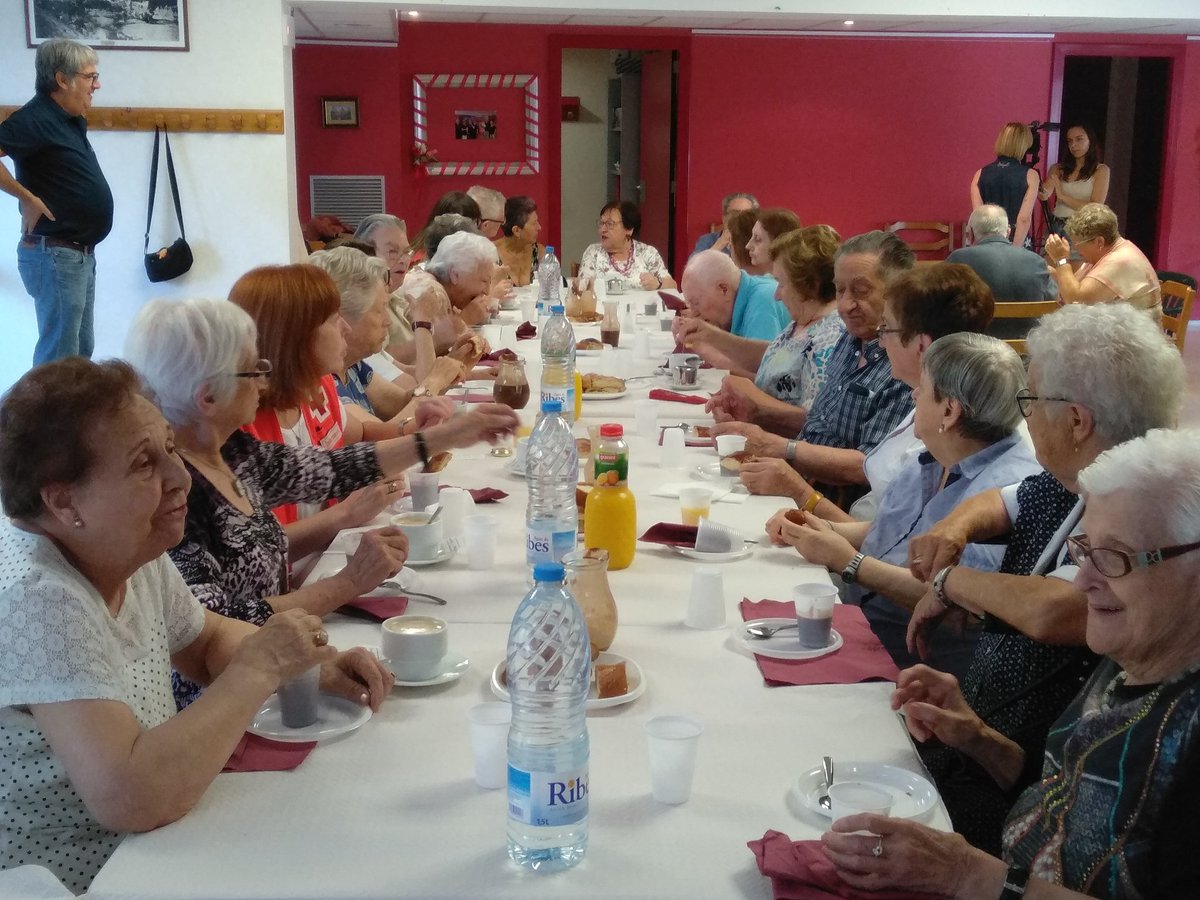 Aj_Ripoll's tweet photo. ☕🍪Avui hem fet l'esmorzar anual amb els voluntaris i els usuaris del #serveibondia de l'@Aj_Ripoll‼️#ripollamblespersones #totsitotes #convivències https://t.co/84rtlPJ5JW