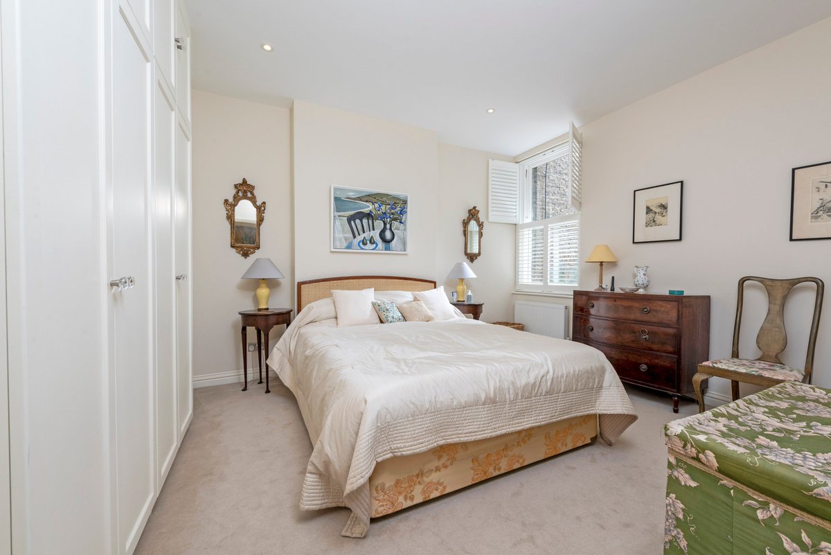 Warren_Putney's tweet photo. An Outstanding High Ceilinged Ground Floor Two Bedroom Apartment In This Highly Sought After Period Development.  #putney #flat #apartment  #mansionblock #sales #exterior #external #building #architecture #twobedroom #development #gardens #london #property #realestate https://t.co/aspR9k6ptS