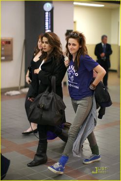 El 16 de noviembre Rob, Kristen y Nikki llegan a LAX.