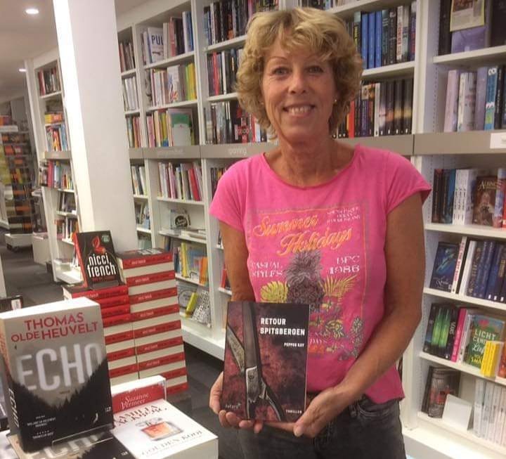 Onze auteur <a href="/P3pp3rKay/">Pepper Kay</a> blijft lekker bezig. Hedenochtend is ze gestegen naar nummer 9 in de lijst met 'populairste auteurs' bij <a href="/Hebbannl/">Lezerscommunity Hebban.nl</a>. Zo knap, en wat zijn we trots op Pepper en op haar nieuwe thriller #RetourSpitsbergen!