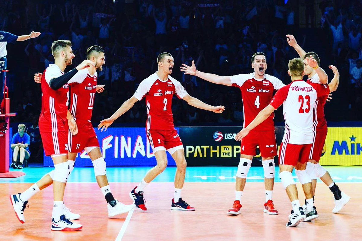 Zwycięstwo!! Reprezentacja Polski wygrała 3:2 Z Brazylią! 🇵🇱💪świetny występ naszego resoviackiego rozgrywającego, Marcina Komendy 🐺👏
Polonia w #Chicago zrobiła 🔥 na trybunach, gramy u siebie 😊 
#Polska #Poland #GoPoland  #polskasiatkowka #VNL
#vnlmen #FinalSix 
📸 FIVB