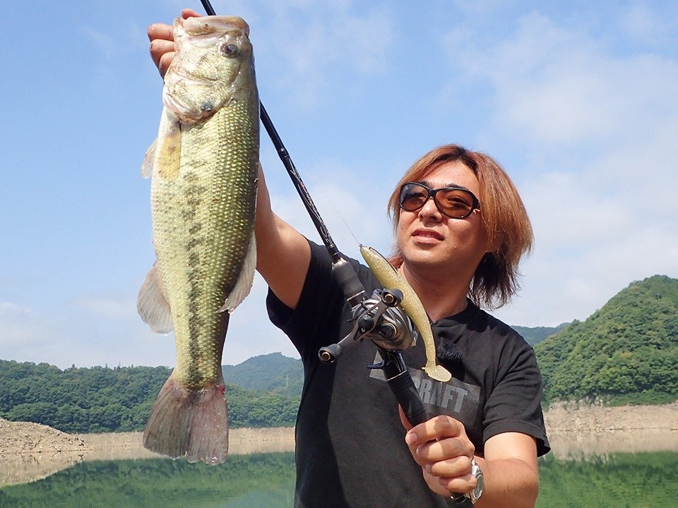 fishingvision's tweet photo. #山口県 のとあるリザーバー で良型連発🐟
夏の定番!バックウォーターや
インレットを攻めまくる 🎣
『 #GANsGANGS 66』 #平岩孝典
放送は、7月27日土曜21時から✨
#釣りビジョン #釣り #フィッシング #fishing #バスフィッシング #ビッグベイト https://t.co/uCwpVUTldT