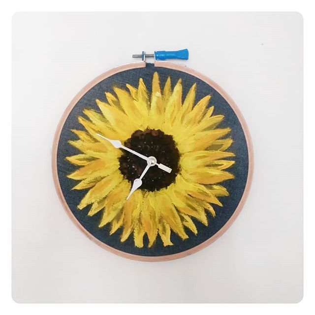 filmy_chokri_'s tweet photo. SUN🔹FLOW🔹ER | even on the darkest days I will stand tall and find the sunlight
🌻🌻🌻 Supplies used
1. Embroidery ring
2. Old denim fabric
3. Paint brushes
4. Fabric colours
5. Well clock machine
#DIY #DIYWallClock https://t.co/NFP1hYzbtU https://t.co/ZKOnE7UysF