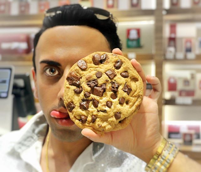 😜+🍪=🦛🎵 #ILikeEmChunky singing #MotoMoto with <a href="/foodnetwork/">Food Network</a>’s best cookie of #newyork at <a href="/besfrennyc/">BESFRENNYC</a> 🕺 ift.tt/2GaUrLc