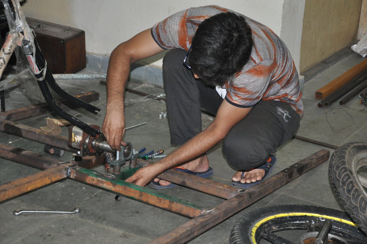 iitbombay's tweet photo. Smart India Hackathon 2019 - Hardware Edition Grand Finale. Teams working hard non-stop to win the competition. #Smart_India_Hackathon at @VT_Univ #SIH2019 #SIH2019HardwareEdition #SIH2019GrandFinale @SIH2019 @innovation @HRDMinistry @Persistentsys @AICTE_INDIA @mhrd_innovation https://t.co/3bIRZvg8WV