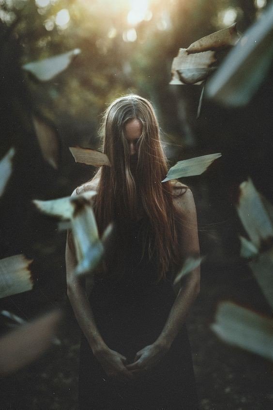 A veces me pongo a leer esas conversaciones,que teníamos y no tengo el valor de borrar...
Y me  vuelvo a dar cuenta,que tú solo jugabas con el amor que te tenía
De verdad espero alguien te ame como te lo mereces, porque por fin yo me libere de ti
#SinceroLocoAmor 👥💋🍫
#LYF15