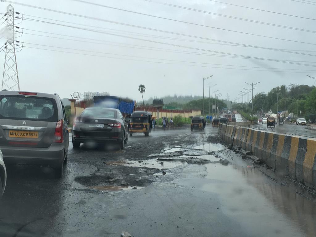 NishikantPawas1's tweet photo. @mybmc @mymalishka @mtptraffic
@MumbaiTraffics

Here is what we get after paying taxes to Government..
Photo taken at 9.20 am on JVLR between Seepz and LnT. 
50 minutes of traffic just because of these pot holes..

Looks like everyone is waiting for big crisis to happen. https://t.co/eS6O5PbtuD