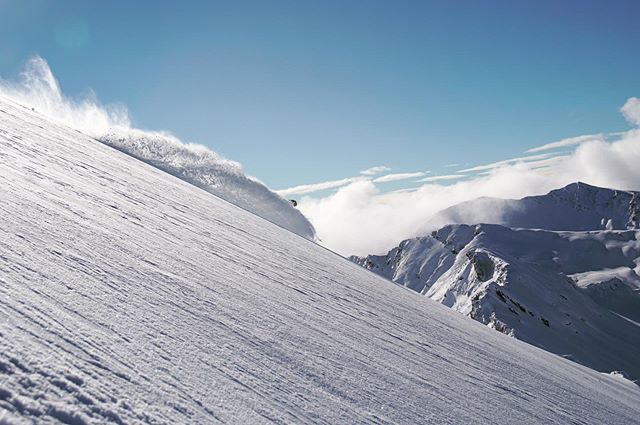 In case you were wondering what our Thursday looked like... 📸: @mrbollen ⛷: @jimbo_selfpowerednz .
.
.
.
#southernlakesheliski #wanaka #lakewanakanz #alpinehelinz #queenstown #heliski #skithesouth #heliskiing #heliboard ift.tt/2S7pcoU