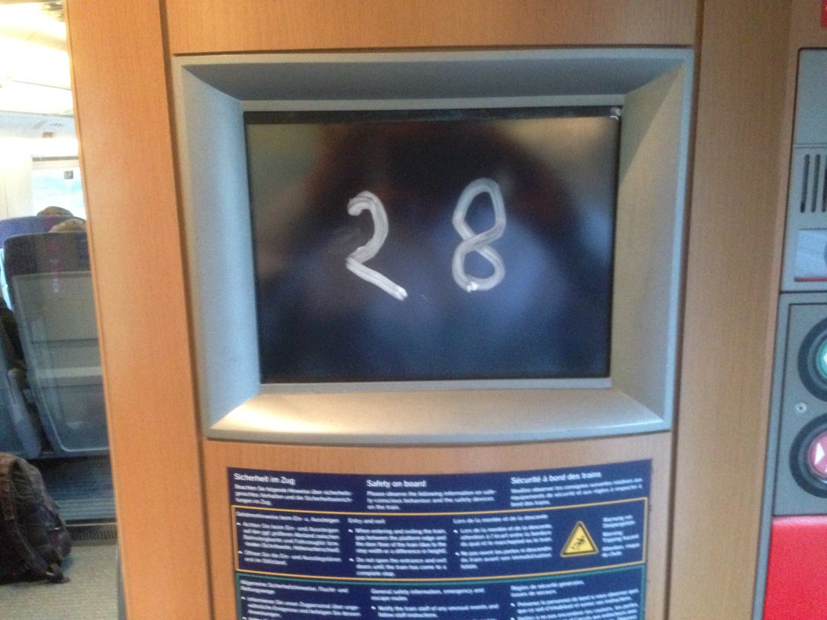 Ein Lob der #DeutscheBahn ! Bei dauerhaften Ausfällen der Elektronik wird jetzt kreativ mit Fingerfarben für Orientierung gesorgt. Sehr pfiffig😁