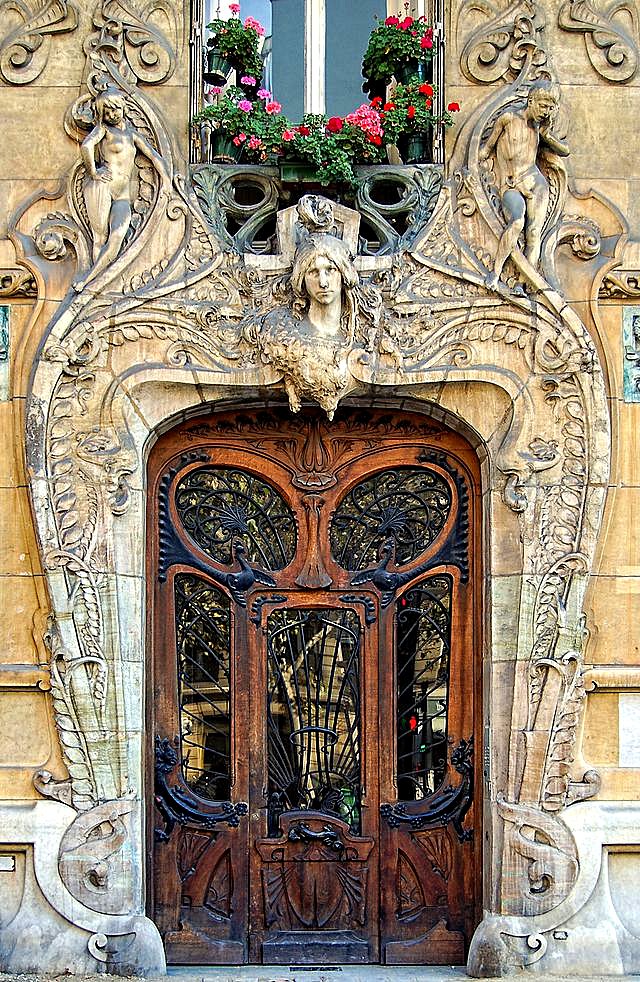 lifefrance's tweet photo. Daily #photooftheday from #France quite possibly the most beautiful door in Paris... https://t.co/OivLDXlR1k