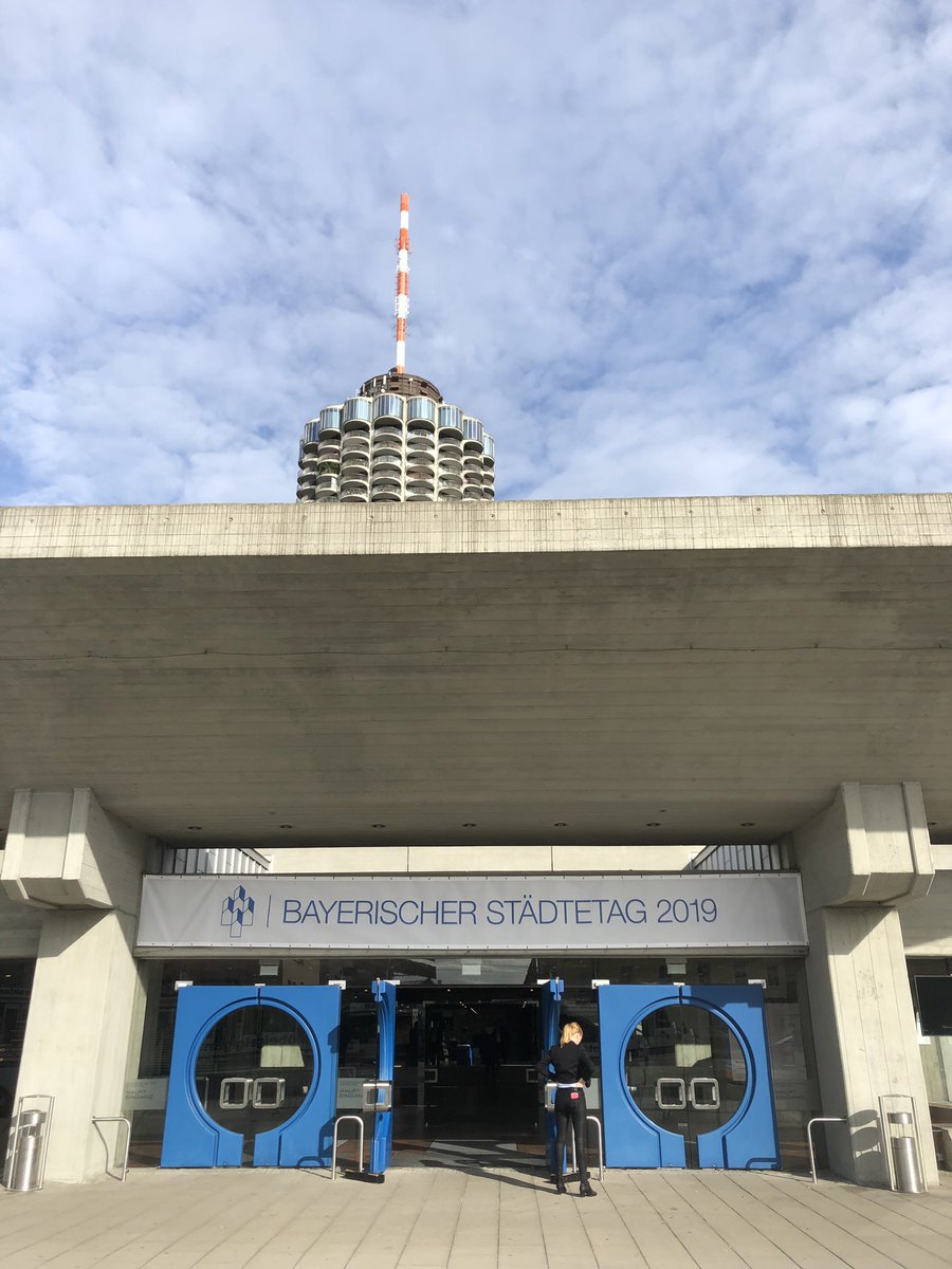 KatrinCecile's tweet photo. Gleich geht’s los! #Moderation #Bstt Bayerische Städtetag Fachtung 2019 u.a. mit @Markus_Soeder @HubertAiwanger @GriblKurt zu #SmartCity #Mobilität #DigitaleSchule #Pflege #EGovernment #katcemod #Bstt2019 #Augsburg #Bayern #Soeder @bay_staedtetag https://t.co/dYxRgY9WEM