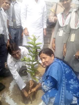 AILFoundation's tweet photo. Occasion of Tree plantation drive which was started by honorable Prime minister Sh. Narinder Modi ji.The Students and MLA Sh.R KSharma ji participated inthe drive by planting 7 tress in the school.Along with that Sh.R KSharma ji motivated the student to focus on there education. https://t.co/Zg9bFWZrZo