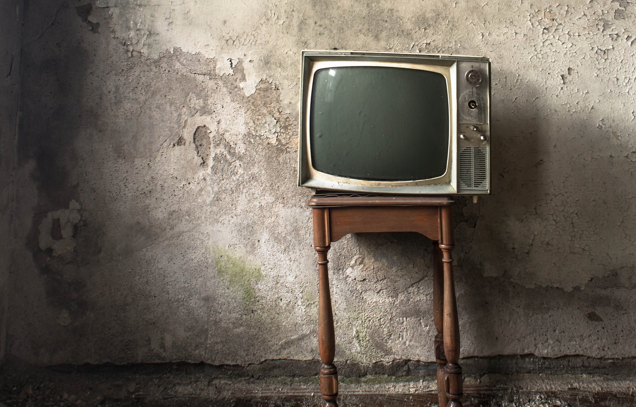 Тв обложки. Старый телевизор. Старинный телевизор. Ретро телевизор. Телевизор старенький.