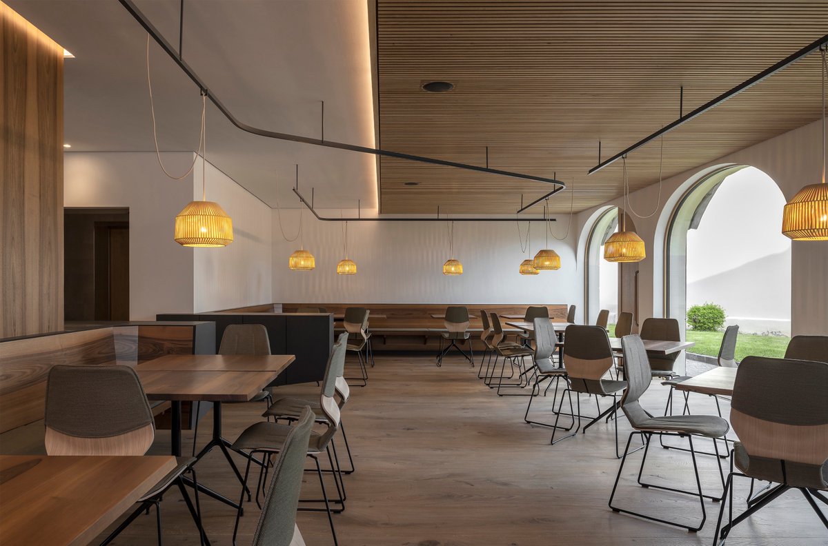 prostoria_eu's tweet photo. project: Zentral café and restaurant
location: Collalbo, Italy 
prostoria products Monk easy chair and Oblikant chairs provided by Sternbach Interior
architects: Messner Architects
Arch. David Messner
Arch. Verena Messner
photography: Oliver Jaist https://t.co/8ny9bMngNw