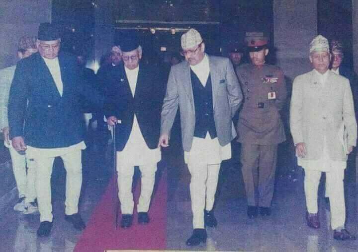 रातो पिर्कामा उभिएर सलाम खाने जनप्रतिनिधिले एकपटक यो तस्बिर हेरुन् ,सामन्त (?)भनिएका राजाले बयोबृद्ध सम्मानित नेता लाइ रातो कार्पेट माथी राखी आफु भुँईंमै हिड्दा सम्मानित हुने रहेछ । वास्तवमा सामन्ति सोच कसको रहेछ?