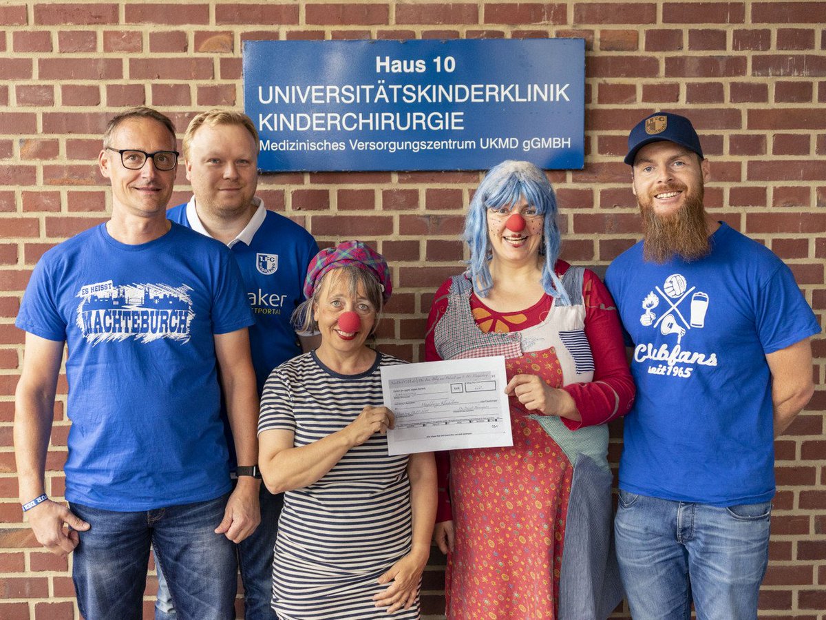 DieMDNews's tweet photo. Der FCM-Fanblock übergibt den Klinikclowns eine Spende von 660 Euro.

https://t.co/TtY6JksnzO https://t.co/gmqIh3UPo4