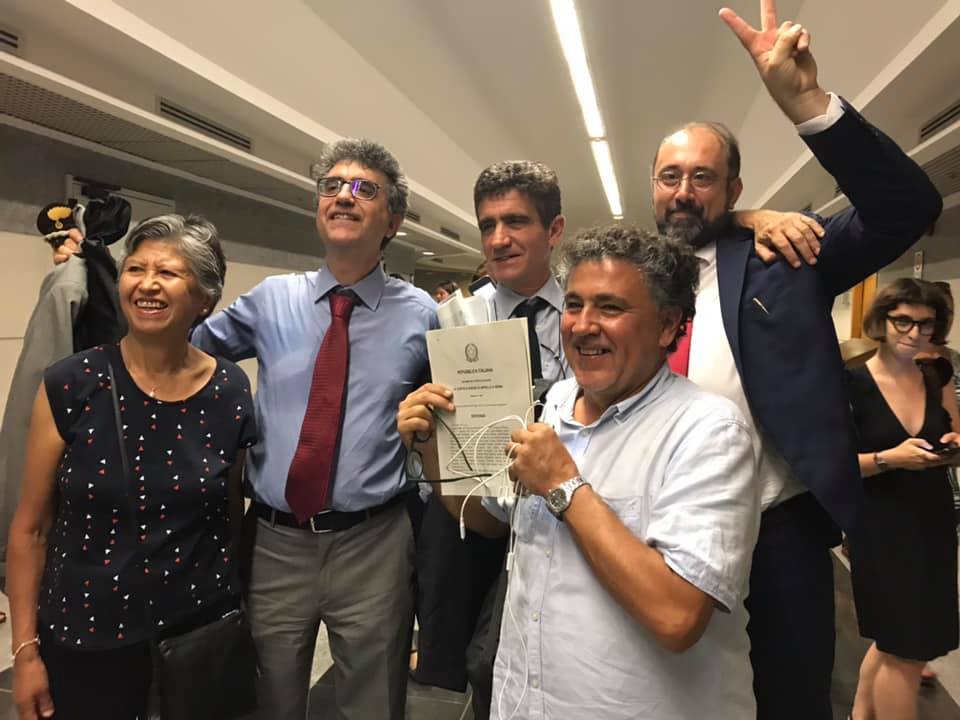 qudulibri's tweet photo. L'immagine più emblematica dopo la sentenza di appello del #ProcessoCondor che commina 24 ergastoli agli imputati! #24marzoOnlus ringrazia tutti coloro che, con il loro lavoro, la loro abnegazione e il loro sacrificio, hanno lavorato perché giustizia fosse fatta!✌️🙏💓 https://t.co/4ypGEpujjK