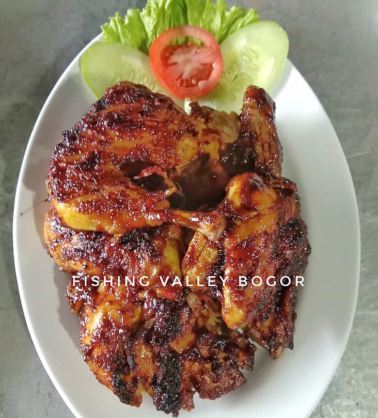 FishingValley's tweet photo. Ayam Bakar Manis / Pedas ❤️👍😊 #FishingValley #FishingValleyBogor #wiskulbogor #wisatakulinerbogor #kulinerbogor #ayambakar #ayambakarmadu https://t.co/nc3187sECY