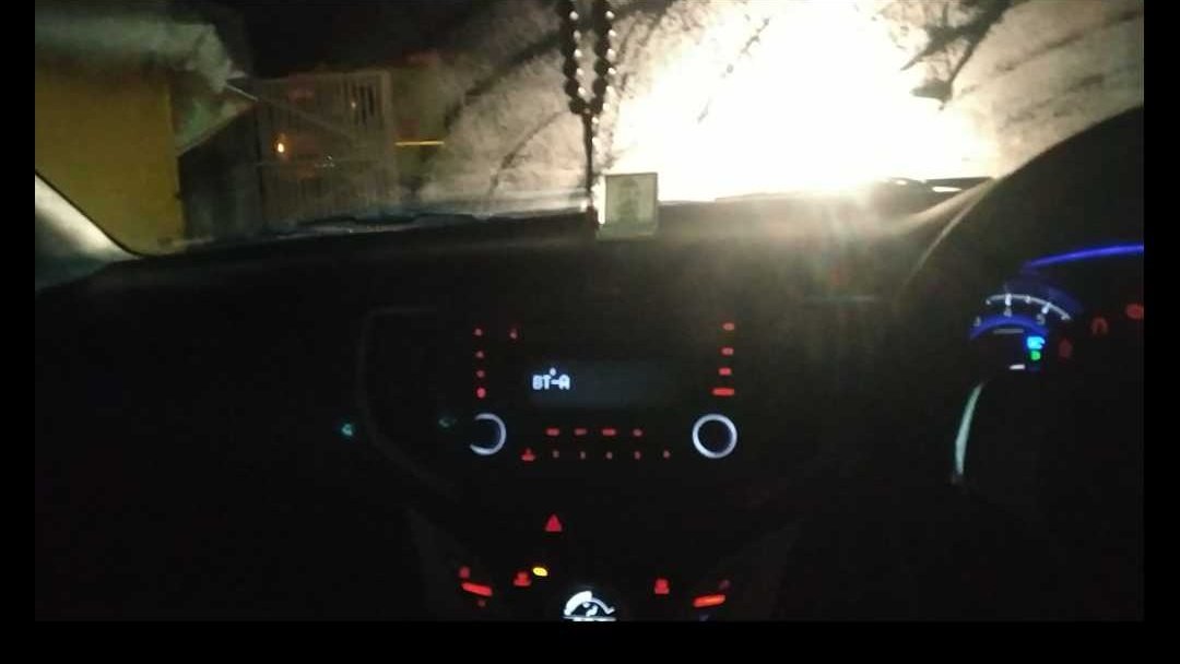 GeorgianSalman's tweet photo. @NexaExperience Look at this pic and you'll there is a serious issue. How can I drive in this condition? I will surely get an accident in this serious issue. https://t.co/Y3Tw08Jr3L