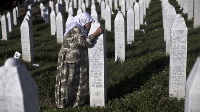 trthaber's tweet photo. Mazlumu korusun diye gönderilen BM askerleri elleriyle teslim etti onları Sırp katillere. 8 bin 372 Müslüman Boşnak katledilirken Avrupa kördü, silah seslerine, çığlıklara sağırdı. O çığlıklar 24 yıl geçse de #Srebrenitsa'da hala yankılanıyor.

https://t.co/j3BvfWXowY https://t.co/4V7Vegofc5