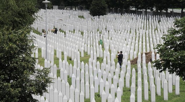 trthaber's tweet photo. Mazlumu korusun diye gönderilen BM askerleri elleriyle teslim etti onları Sırp katillere. 8 bin 372 Müslüman Boşnak katledilirken Avrupa kördü, silah seslerine, çığlıklara sağırdı. O çığlıklar 24 yıl geçse de #Srebrenitsa'da hala yankılanıyor.

https://t.co/j3BvfWXowY https://t.co/4V7Vegofc5
