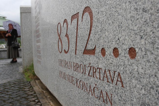trthaber's tweet photo. Mazlumu korusun diye gönderilen BM askerleri elleriyle teslim etti onları Sırp katillere. 8 bin 372 Müslüman Boşnak katledilirken Avrupa kördü, silah seslerine, çığlıklara sağırdı. O çığlıklar 24 yıl geçse de #Srebrenitsa'da hala yankılanıyor.

https://t.co/j3BvfWXowY https://t.co/4V7Vegofc5