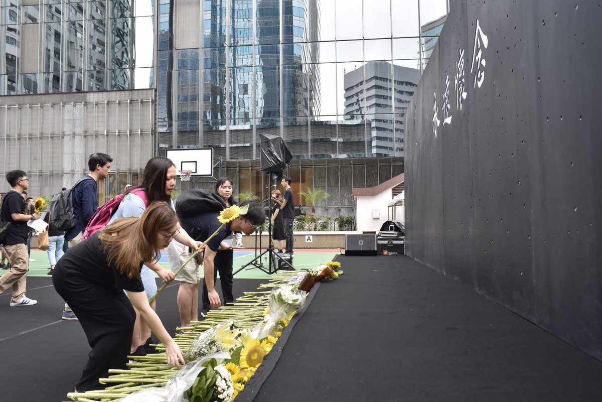 Hkdemonow From Inmediahk 市民向梁凌杰先生致意 即時 14 55 6月15日在太古廣場高處展示 反送中 標語 之後墮樓逝世的梁凌杰先生今日在香港殯儀館設靈 靈堂不設公眾弔唁 公眾告別禮將設在鄰近的渣華道遊樂場 時間至晚上10時 當中設有鞠躬禮及