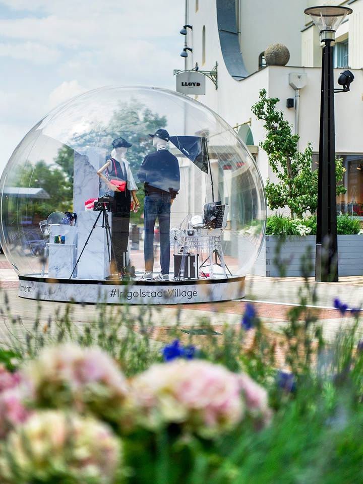 jc_keller's tweet photo. Un village où les lavandes, les plantes et le gonflable se côtoient... 🌿

#bulle #surmesure #events #design #gonflable #inflatable #material #transformation #artisanat #artisanatfrancais #demibulle #dome #madeinfrance #nature #decor #vitrine #shopping #merchandising #merch https://t.co/aBRVM8ufaS