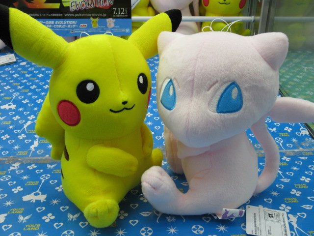 ユーズランド水戸内原店 景品情報 ミュウツーの逆襲 Evolution でっかいぬいぐるみ ピカチュウ ミュウ が入荷致しました 明日7 12 金 より映画公開がスタートする ミュウツーの逆襲 Evolution から ミュウ と ピカチュウ のかわいい