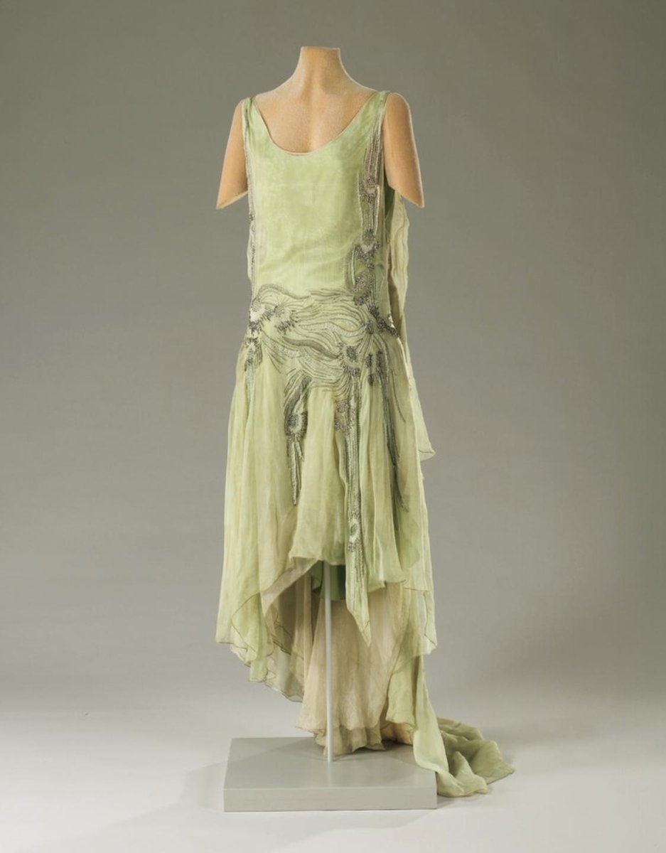 AnneLouiseAvery's tweet photo. On 26 June 1929, Marjorie Merriweather Post was presented to King George V &amp; Queen Mary at the Court of St James in a Callot Soeurs dress the colours of the palest seaweed &amp; broom moth, a dress for a society river nymph, for an Ondine in brief human disguise. https://t.co/4hkzaApMg0